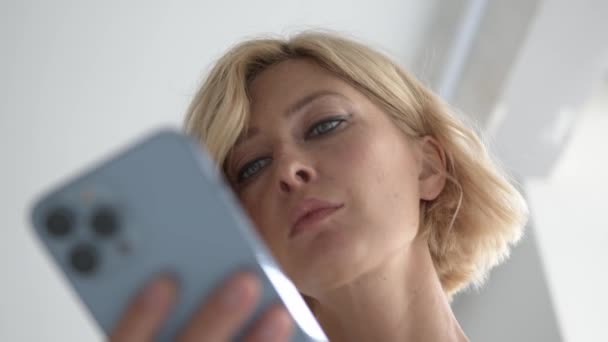 Vooraanzicht Portret Vrouw Handen Houden Het Gebruik Van Smartphone Woonkamer — Stockvideo