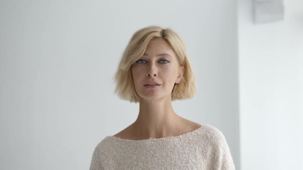Portrait Belle Femme Caucasienne Aux Cheveux Blonds Regardant Caméra Gros — Video