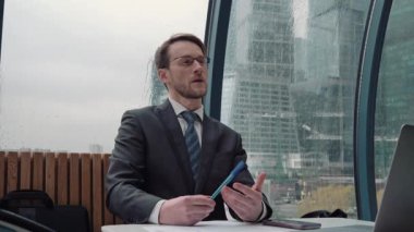 İş adamı not alıyor ya da kontrat imzalıyor, kalem ve belge, resmi ceketli adam. Elini kapat..