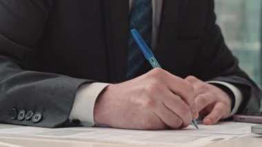 İş adamı not alıyor ya da kontrat imzalıyor, kalem ve belge, resmi ceketli adam. Elini kapat..