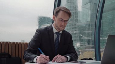 İş adamı not alıyor ya da kontrat imzalıyor, kalem ve belge, resmi ceketli adam. Elini kapat..