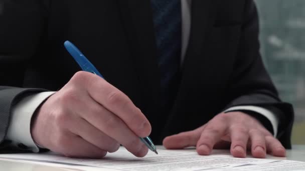 Empresario Tomando Notas Firmando Contrato Pluma Documento Hombre Chaqueta Formal — Vídeos de Stock