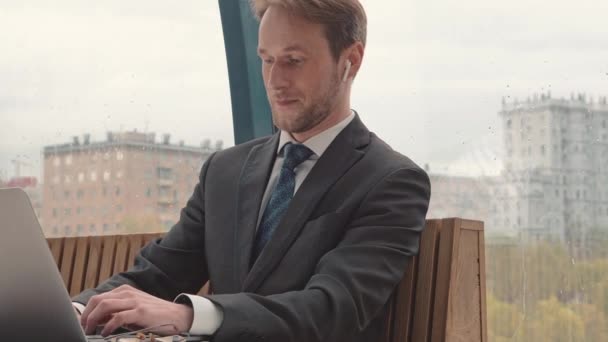 Affärsman Som Arbetar Med Bärbar Dator Cowering Område Stad Bakgrund — Stockvideo