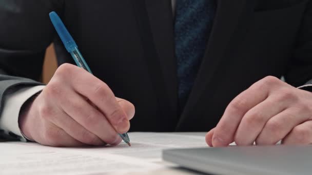 Empresario Tomando Notas Firmando Contrato Pluma Documento Hombre Chaqueta Formal — Vídeos de Stock