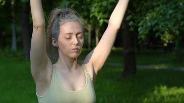 Jeune Femme Forme Pratiquant Yoga Dans Parc Matin Jolie Fille — Video