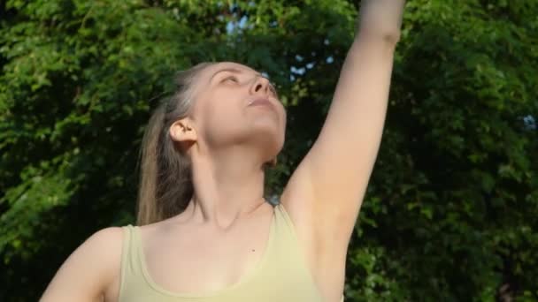 Fiatal Aki Jógázik Parkban Reggel Csinos Lány Jógázik Szabadban Valós — Stock videók