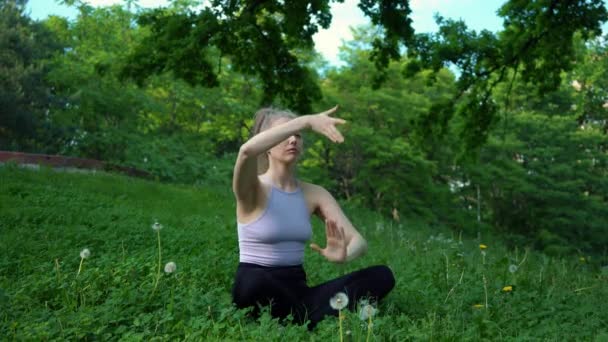 Jeune Femme Forme Pratiquant Yoga Dans Parc Matin Jolie Fille — Video