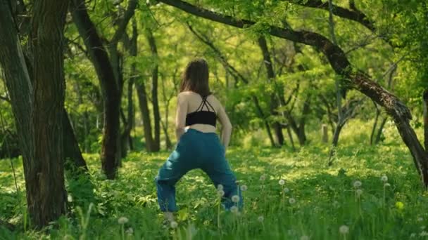 Νεαρή Κοπέλα Απολαμβάνουν Φύση Χαλαρώσετε Την Ελευθερία Και Χορό Στο — Αρχείο Βίντεο