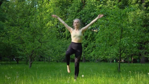 Νεαρή Γυμνασμένη Γυναίκα Που Κάνει Γιόγκα Στο Πάρκο Πρωί Ένα — Αρχείο Βίντεο