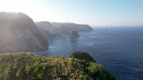 空中无人机鸟瞰着岩石海岸的悬崖 印度洋海岸 自然与日落时的旅行 美丽的自然暑假旅游理念 往后飞 — 图库视频影像