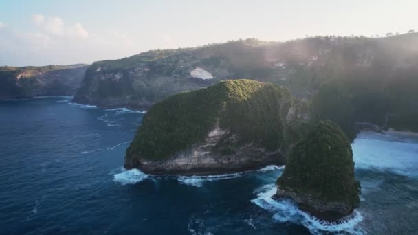 空中无人机鸟瞰着岩石海岸的悬崖 印度洋海岸 自然与日落时的旅行 美丽的自然暑假旅游理念 向前飞 — 图库视频影像