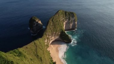 Uçurumla kayalık kumsalın kuş bakışı görüntüsü. Hint Okyanusu kıyısında. Doğa ve seyahat. Güzel doğal yaz tatili seyahat konsepti. İleri uç..