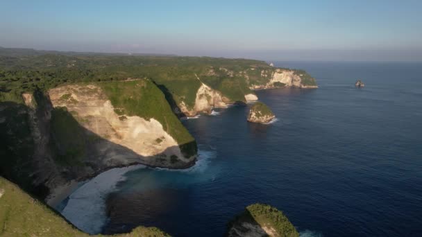 空中无人机鸟瞰着岩石海岸的悬崖 印度洋海岸 自然和旅行 美丽的自然暑假旅游理念 向后飞射 — 图库视频影像