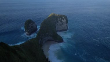 Uçurumla kayalık kumsalın kuş bakışı görüntüsü. Hint Okyanusu kıyısında. Gün batımında doğa ve yolculuk. Güzel doğal yaz tatili seyahat konsepti. İleri uç.