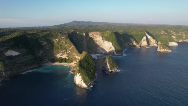 空中无人机鸟瞰着岩石海岸的悬崖 印度洋海岸 自然和旅行 美丽的自然暑假旅游理念 潘射箭 — 图库视频影像