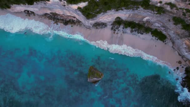 岩石悬崖的空中俯瞰镜头 印度洋海岸 美丽的自然和旅行暑假的概念 无人机在空中盘旋 巴厘的努沙佩尼达岛 — 图库视频影像