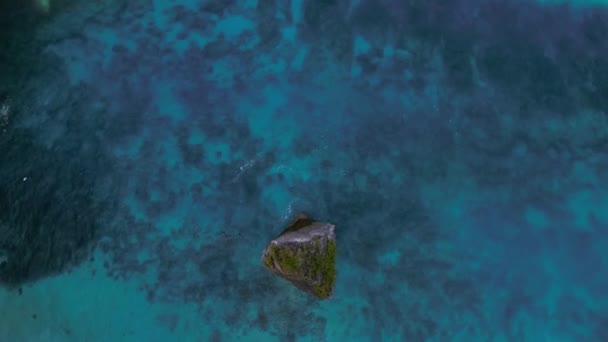 岩場の崖の空中トップビューショット インド洋沿岸 美しい自然と旅行夏休みのコンセプト ドローンの回転 バリ島ヌサペニダ島 — ストック動画