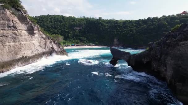 空中拍摄岩石悬崖 印度洋海岸 巴厘岛的努沙 佩尼达美丽的大自然 旅行暑假的概念 无人机飞向岛上 — 图库视频影像