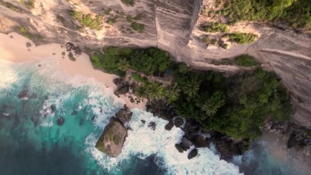 岩石悬崖的空中俯瞰镜头 印度洋海岸 美丽的自然和旅行暑假的概念 无人机旋转 巴厘的努沙佩尼达岛 — 图库视频影像