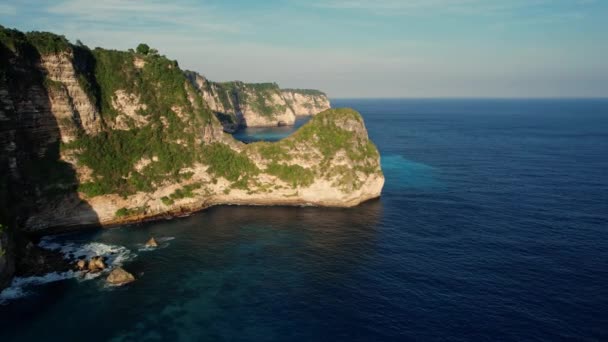 空中拍摄岩石悬崖 印度洋海岸 美丽的自然和旅行暑假的概念 日落时 无人机沿着海岸线飞行 巴厘的努沙佩尼达岛 — 图库视频影像