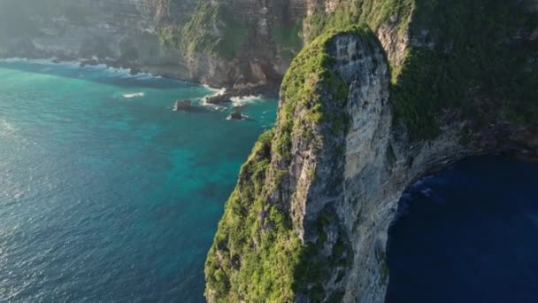 空中拍摄岩石悬崖 印度洋海岸 美丽的自然和旅行暑假的概念 Drone飞向巴厘岛的Nusa Penida岛 — 图库视频影像