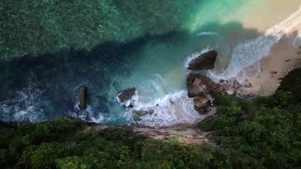 Снимок Скалистой Скалы Высоты Птичьего Полёта Берег Индийского Океана Концепция — стоковое видео