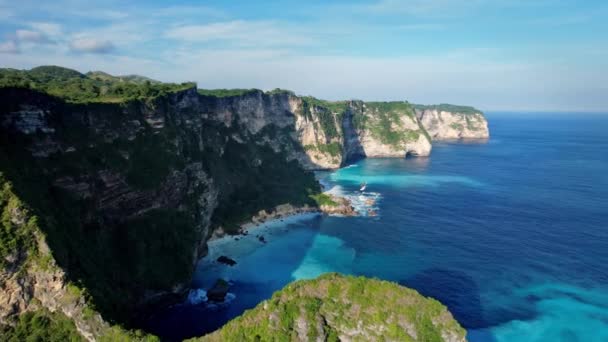 空中拍摄岩石悬崖 印度洋海岸 美丽的自然和旅行暑假的概念 日落时 无人机沿着海岸线飞行 巴厘的努沙佩尼达岛 — 图库视频影像