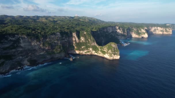 空中拍摄岩石悬崖 印度洋海岸 巴厘岛的努沙 佩尼达美丽的大自然 旅行暑假的概念 无人机飞向岛上 — 图库视频影像