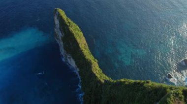 Kayalık uçurumun yukarıdan görüntüsü. Hint Okyanusu kıyısında. Güzel doğa ve yaz tatili konsepti. İHA sahnesini indirin. Bali 'deki Nusa Penida Adası