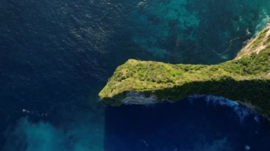 Kayalık uçurumun yukarıdan görüntüsü. Hint Okyanusu kıyısında. Güzel doğa ve yaz tatili konsepti. İHA suya yaklaşıyor. Bali 'deki Nusa Penida Adası.
