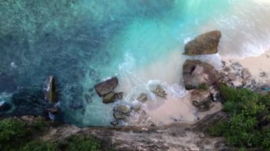 Kayalık uçurumun yukarıdan görüntüsü. Hint Okyanusu kıyısında. Güzel doğa ve yaz tatili konsepti. İHA havada süzülüyor. Bali 'deki Nusa Penida Adası.