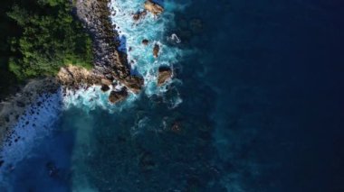 Kayalık uçurumun yukarıdan görüntüsü. Hint Okyanusu kıyısında. Güzel doğa ve yaz tatili konsepti. İnsansız hava aracı ilerliyor. Bali 'deki Nusa Penida Adası