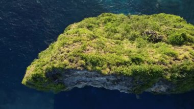 Kayalık uçurumun yukarıdan görüntüsü. Hint Okyanusu kıyısında. Güzel doğa ve yaz tatili konsepti. Drone yükseliyor. Bali 'deki Nusa Penida Adası