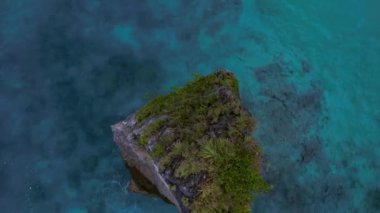 Kayalık uçurumun yukarıdan görüntüsü. Hint Okyanusu kıyısında. Güzel doğa ve yaz tatili konsepti. İHA dönüyor. Bali 'deki Nusa Penida Adası