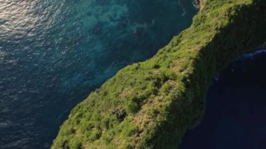 Kayalık uçurumun yukarıdan görüntüsü. Hint Okyanusu kıyısında. Güzel doğa ve yaz tatili konsepti. İHA dönüyor. Bali 'deki Nusa Penida Adası