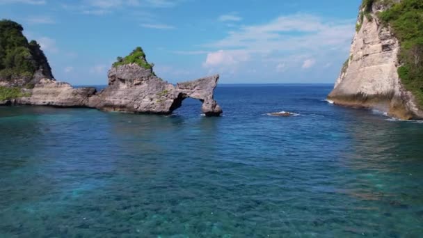 空中拍摄岩石悬崖 印度洋海岸 美丽的自然和旅行暑假的概念 无人机正在接近这个岛巴厘的努沙佩尼达岛 — 图库视频影像