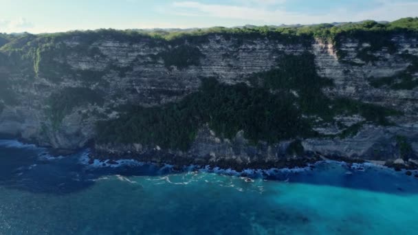 空中拍摄岩石悬崖 印度洋海岸 美丽的自然和旅行暑假的概念 潘无人机从右到左巴厘的努沙佩尼达岛 — 图库视频影像
