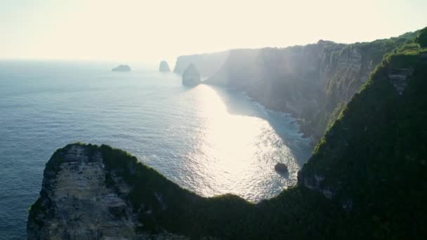 空中拍摄岩石悬崖 印度洋海岸 美丽的自然和旅行暑假的概念 日落时 无人机沿着海岸线飞行 巴厘的努沙佩尼达岛 — 图库视频影像