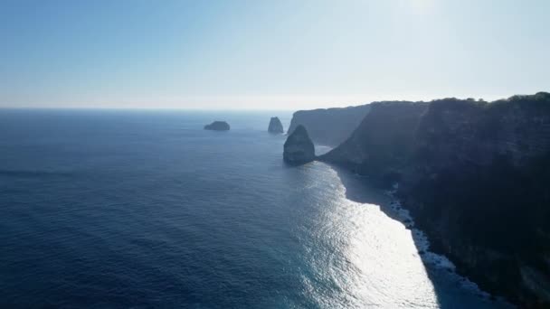 空中拍摄岩石悬崖 印度洋海岸 美丽的自然和旅行暑假的概念 日落时 无人机沿着海岸线飞行 巴厘的努沙佩尼达岛 — 图库视频影像