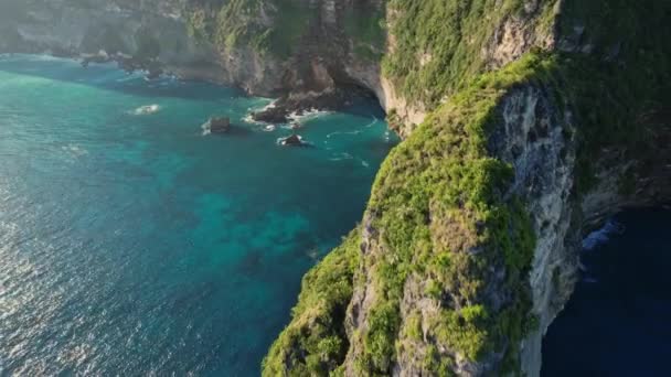 空中拍摄岩石悬崖 印度洋海岸 美丽的自然和旅行暑假的概念 无人机向后飞巴厘的努沙佩尼达岛 — 图库视频影像