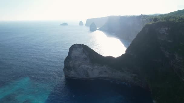 空中拍摄岩石悬崖 印度洋海岸 美丽的自然和旅行暑假的概念 日落时 无人机沿着海岸线飞行 巴厘的努沙佩尼达岛 — 图库视频影像