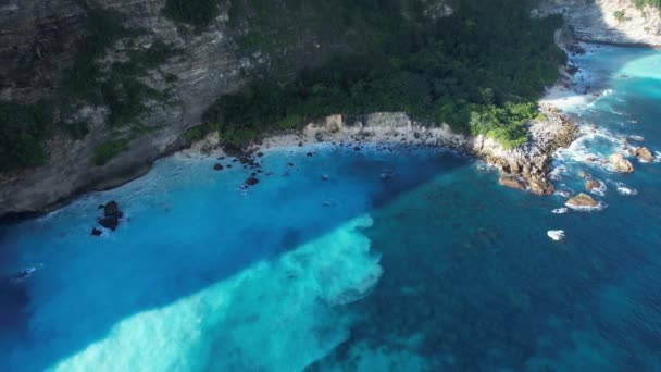 空中拍摄岩石悬崖 印度洋海岸 美丽的自然和旅行暑假的概念 日落时 无人机沿着海岸线飞行 巴厘的努沙佩尼达岛 — 图库视频影像