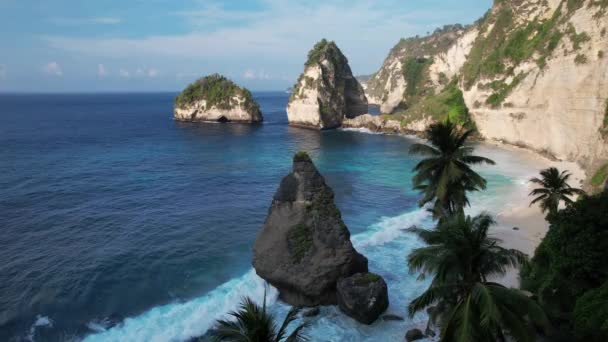 岩の崖の空中ショット インド洋沿岸 美しい自然と旅行夏休みのコンセプト ドローンが空中に浮かんでいる バリ島ヌサペニダ島 — ストック動画
