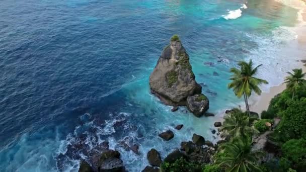 空中拍摄岩石悬崖 印度洋海岸 巴厘岛的努沙 佩尼达美丽的大自然 旅行暑假的概念 无人机倾斜着飞向岛上 — 图库视频影像