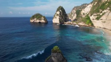 Uçurumun havadan görüntüsü. Hint Okyanusu kıyısında. Güzel doğa ve yaz tatili konsepti. İnsansız hava aracı kayaların üzerinde uçuyor. Bali 'deki Nusa Penida Adası