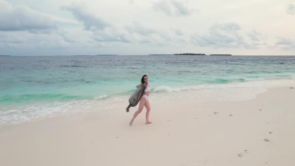 Foto Aérea Mujer Alegre Bailando Saltando Una Playa Horizonte Olas — Vídeos de Stock