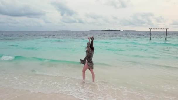 Foto Aérea Mujer Alegre Bailando Una Playa Horizonte Olas Turquesas — Vídeos de Stock