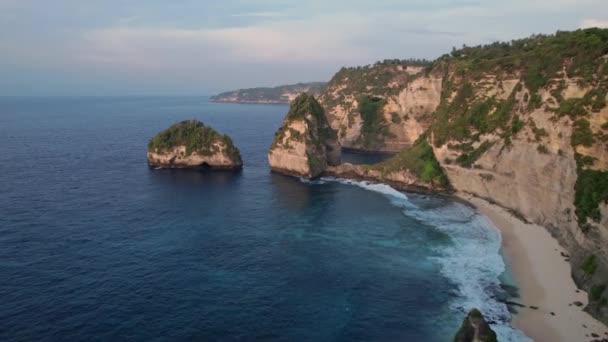 空中无人机鸟瞰着岩石海岸的悬崖 印度洋海岸 自然和旅行在白天时间 美丽的自然暑假旅游理念 向前飞 — 图库视频影像