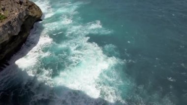 Uçurumla kayalık kumsalın kuş bakışı görüntüsü. Hint Okyanusu kıyısında. Gündüz vakti doğa ve seyahat. Güzel doğal yaz tatili seyahat konsepti. İleri uç.