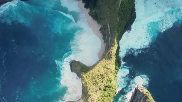有悬崖的岩石海滩的空中无人机俯瞰镜头 印度洋海岸 自然和旅行 美丽的自然暑假旅游理念 有悬崖的岩石海滩空中无人侦察机俯瞰 — 图库视频影像